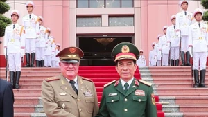 El general Phan Van Giang, ministro de Defensa de Vietnam, recibe al general de cuerpo de ejército Álvaro López Miera, ministro de las Fuerzas Armadas Revolucionarias de Cuba. (Foto: VNA)