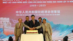 El Consulado General de China en Da Nang organiza una ceremonia para conmemorar el 76º aniversario del Día Nacional del gigante asiático, con la presencia de representantes de Ministerios y sectores, líderes de las provincias del centro de Vietnam y empresas chinas en esta urbe. (Foto: VNA)