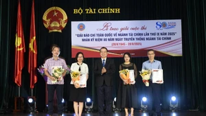 El periódico Nhan Dan recibe el premio A con el trabajo “Mejora del mercado de valores vietnamita: Del compromiso a la implementación". (Foto: Hoai Phuong)