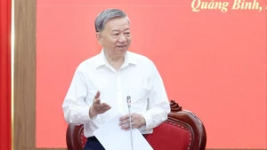 El secretario general del Partido Comunista de Vietnam, To Lam, preside la reunión. (Foto: Thong Nhat/VNA)