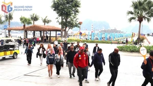 Turistas en Ha Long (Foto: baoquangninh.vn)