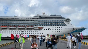 El crucero Adora Mediterranea llega al puerto de Chan May. (Foto: VNA)