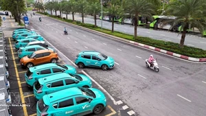 Estaciones de recarga eléctrica instaladas en vías estratégicas para facilitar el acceso de los usuarios a la carga de sus vehículos. (Foto: VNA)