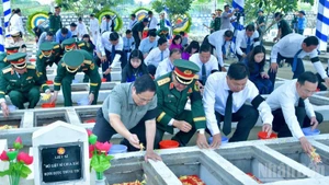 El primer ministro Pham Minh Chinh participa en el entierro de los restos de soldados voluntarios y expertos vietnamitas en el Cementerio de los Mártires de Doc Ba Dac (distrito de Thoi Son, provincia de An Giang). (Foto: Nhan Dan)