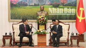 El ministro vietnamita de Seguridad Pública, general Luong Tam Quang. realiza una visita de cortesía a Bounthong Chitmani, miembro del Buró Político, miembro permanente del Secretariado del Comité Central del PPRL y vicepresidente de Laos (Foto: Nhan Dan)