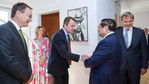 La familia del difunto primer ministro sueco Olof Palme reciben al primer ministro de Vietnam, Pham Minh Chinh. (Foto: VNA)