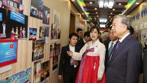 El secretario general del Partido Comunista de Vietnam, To Lam, visita el jardín de infancia Kieng Sang. (Foto: VNA)
