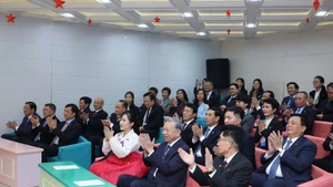 [Foto] Líder partidista vietnamita visita aula con nombre de Presidente Ho Chi Minh en Corea del Norte