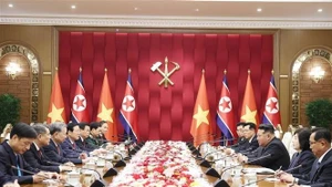 El secretario general del Partido Comunista de Vietnam, To Lam, se reúne con el secretario general del Partido del Trabajo de Corea y presidente de la Comisión de Asuntos Estatales del país, Kim Jong Un. (Foto: VNA)