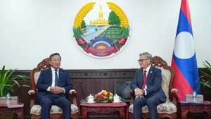 El ministro laosiano de Relaciones Exteriores, Thongsavanh Phomvihane, recibe al embajador de Vietnam en Laos, Nguyen Minh Tam. (Foto: VNA)