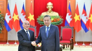 El secretario general del Partido Comunista de Vietnam, To Lam, y el rey de Camboya, Preah Bat Samdech Preah Boromneath Norodom Sihamoni. (Foto: VNA)