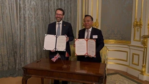 El viceministro de Industria y Comercio de Vietnam Nguyen Hoang Long y el embajador británico en Vietnam, Iain Frew, firmaron un memorando de entendimiento sobre cooperación en materia de energías limpias. (Foto: VNA)