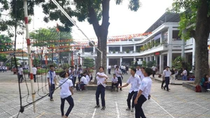 Estudiantes del bachillerato Nguyen Thuong Hien (Ciudad Ho Chi Minh) practican deportes durante el recreo. (Foto: laodong.vn)