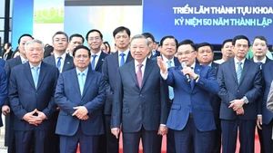 [Foto] Líder partidista vietnamita asiste a conmemoración por 50º aniversario de fundación de Petrovietnam 