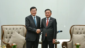 [Foto] Alto funcionario partidista vietnamita preside ceremonia de despedida al líder laosiano