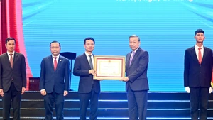 El secretario general del Partido Comunista de Vietnam, To Lam, entrega la Orden de Trabajo de primera clase al Ministerio de Ciencia y Tecnología.