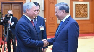 El secretario general del Partido Comunista de Vietnam, To Lam, recibe al presidente de la Duma Estatal de Rusia, Vyacheslav Volodin.