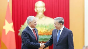 El secretario general del Partido Comunista de Vietnam, To Lam (derecha), y el presidente de la Duma Estatal de Rusia, Vyacheslav Volodin. (Foto: VNA)