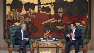 El primer ministro de Vietnam, Pham Minh Chinh, dialoga con el ministro de Estado y de Asuntos Exteriores de Portugal, Paulo Rangel. (Foto: Nhan Dan)