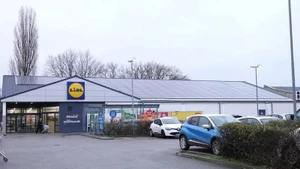 Un supermercado en Alemania instala un sistema de paneles solares. (Foto: Xinhua)
