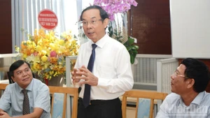 Nguyen Van Nen, miembro del Buró Político y secretario del Comité del Partido de Ciudad Ho Chi Minh, habla en el evento (Foto: The Anh).