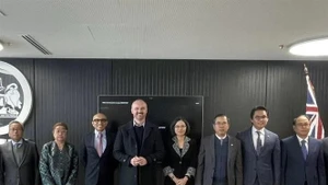 El embajador de Vietnam en Australia, Pham Hung Tam (tercero desde la derecha), en una sesión de trabajo con el primer ministro del Territorio de la Capital Australiana, Andrew Barr. (Foto: VNA)