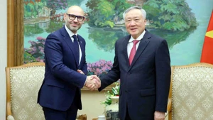 El viceprimer ministro de Vietnam, Nguyen Hoa Binh (derecha), recibe a Marcin Czepelak, secretario general de la Corte Permanente de Arbitraje (Foto: VNA)