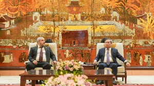 El presidente del Comité Popular de la capital vietnamita, Vu Dai Thang, y el presidente del Consejo Empresarial Árabe, Bassam Tabajah (Foto: hanoimoi.com.vn)
