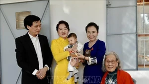 La señora Nguyen Thi Thanh Nga (en traje amarrillo) con miembros de la comunidad vietnamita en Marruecos (Foto: VNA)