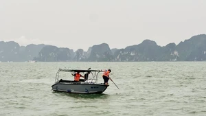 Rescatistas buscan a personas desaparecidas tras el trágico naufragio del barco turístico Vinh Xanh 58 el 19 de julio en la bahía de Ha Long, provincia nororiental de Quang Ninh. (Foto: tienphong.vn)