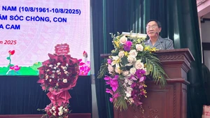 El presidente de la Asociación de víctimas del Agente Naranja/dioxina de Hanói, Tran Van Quang, pronuncia el discurso inaugural del evento.