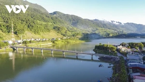 Vista de Muong Lay, cuando el agua alcanza una alta cota en el lago-hidroeléctrica. (Foto: VOV)