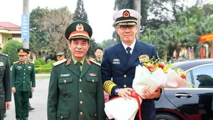 El general Phan Van Giang dio la bienvenida a su homólogo chino Dong Jun en su visita a la Brigada de Fuerzas Especiales 113. (Foto: qdnd.vn)