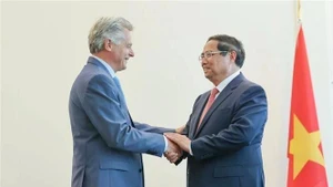 El primer ministro vietnamita, Pham Minh Chinh, y Fabien Roussel, secretario nacional del Partido Comunista Francés. (Foto: VNA)