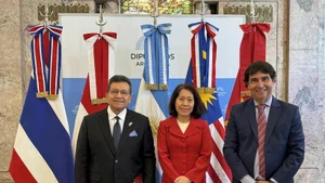 La embajadora de Vietnam, Ngo Minh Nguyet; el embajador de Indonesia, Sulaiman Syarif; y el presidente de la Cámara de Comercio Mercosur - Asean (MACC), Rodolfo Caffaro, en el seminario (Foto: VNA)