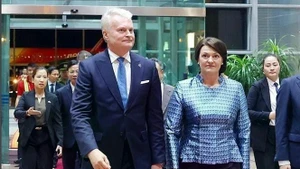 El presidente de Lituania, Gitanas Nausėda, y su esposa, Diana Nausėdienė, llegan a Hanoi. (Foto: VNA)