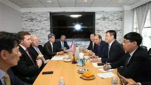 El ministro de Industria y Comercio, Nguyen Hong Dien, mantiene una reunión de trabajo con Jeffrey Pearlman, director ejecutivo del Fondo de Inversión Warburg Pincus y presidente del Consejo Empresarial Estados Unidos-Asean (USABC). (Foto: VNA)