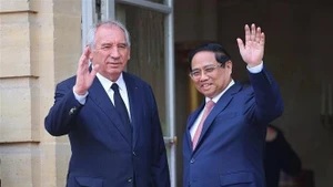 El primer ministro vietnamita, Pham Minh Chinh, y su homólogo francés, François Bayrou. (Foto: VNA)