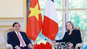 El primer ministro vietnamita, Pham Minh Chinh, y la presidenta de la Asamblea Nacional francesa, Yaël Braun-Pivet. (Foto: VNA)