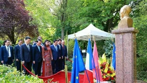 El primer ministro de Vietnam, Pham Minh Chinh, su esposa y los delegados rinden homenaje al Presidente Ho Chi Minh (Foto: VNA)