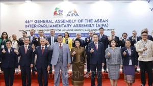 El presidente de la Asamblea Nacional de Vietnam, Tran Thanh Man, junto con los jefes de delegación de los Parlamentos miembros de la AIPA. (Foto:VNA)