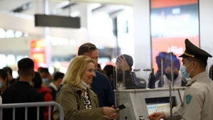 El personal de seguridad de la aviación verifica la información de los pasajeros. (Foto: VNA)
