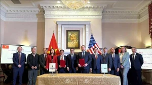 Representantes de la Refinería y Petroquímica Binh Son y ADM Asia-Pacific Trading Pte. Ltd. en la ceremonia de firma del Memorando de Entendimiento. (Foto: VNA)