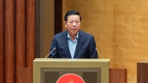 El ministro de Construcción, Tran Hong Minh, interviene en la sesión (Foto: VNA)