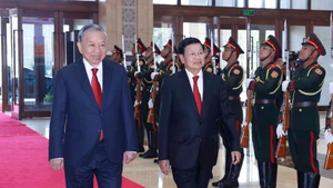 [Foto] Dirigentes vietnamita y laosiana presiden Conferencia para anunciar los resultados del XIV Congreso Nacional del Partido Comunista de Vietnam