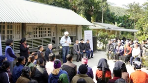 El ministro de Desarrollo Internacional de Canadá, Randeep Sarai, intercambian con locales. (Foto: VNA)