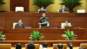 El general Phan Van Giang, ministro de Defensa, aclara algunas cuestiones a los diputados (Foto: VNA)