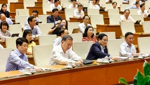 El secretario general del Partido Comunista de Vietnam, el presidente Luong Cuong, el primer ministro Pham Minh Chinh y los delegados aprueban resoluciones y leyes. (Foto: VNA)