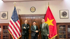 El Ministro de Industria y Comercio de Vietnam, Nguyen Hong Dien (centro) y el secretario de Comercio de Estados Unidos, Howard Lutnick, y el representante de Comercio (USTR), embajador Jamieson Greer. (Foto: VNA)