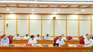 [Foto] Buró Político trabaja con Junta Permanente de Comités del Partido de Ninh Binh y Dak Lak
